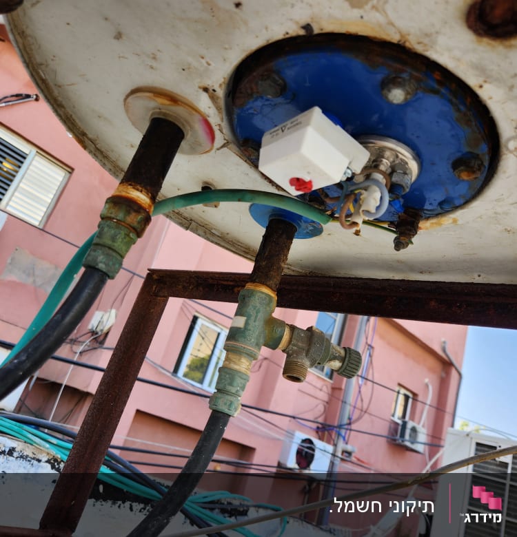 חיבורים חשמליים וצינורות מתחת לדוד שמש